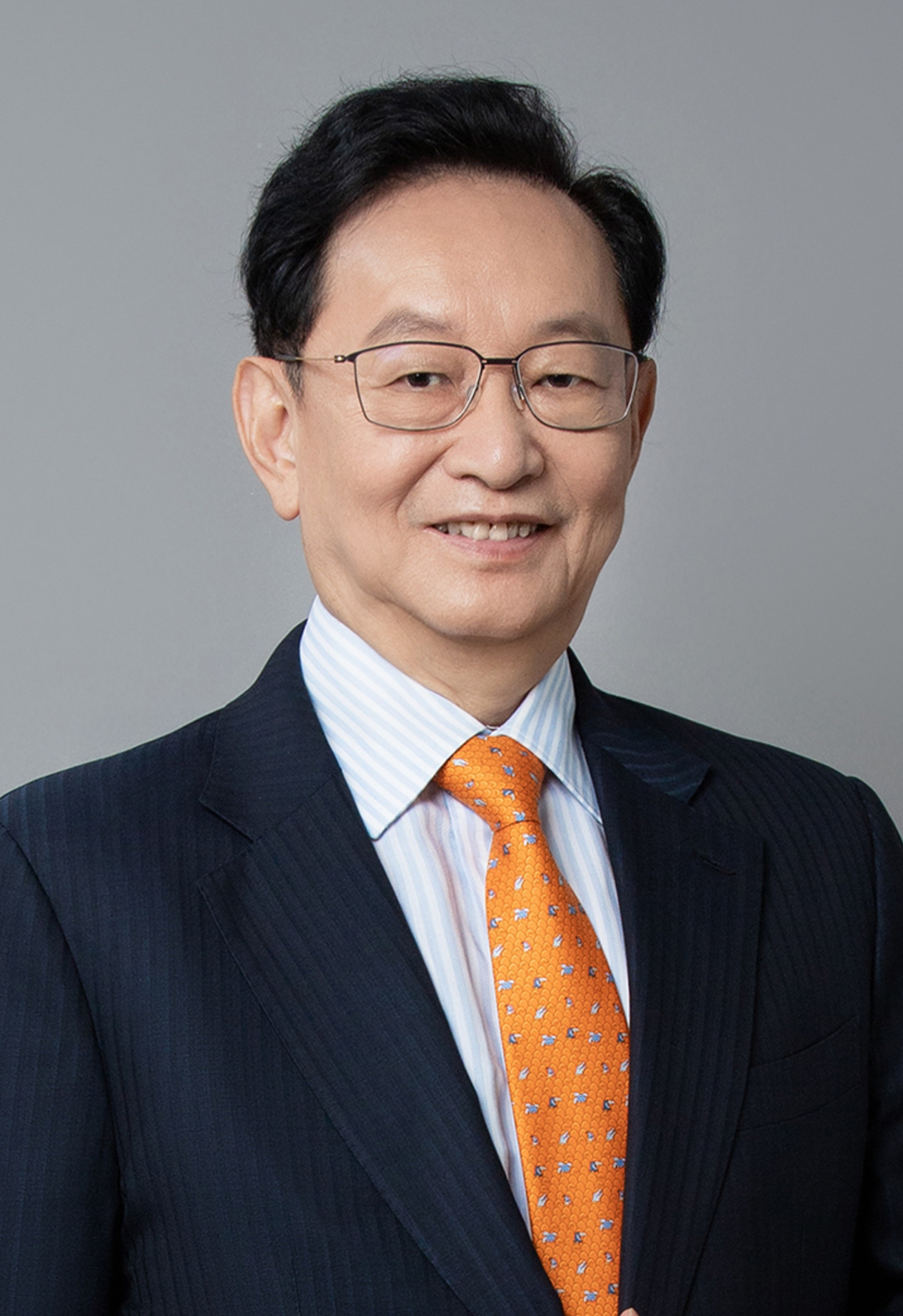 董事會資深副主席、執行董事：謝炳先生