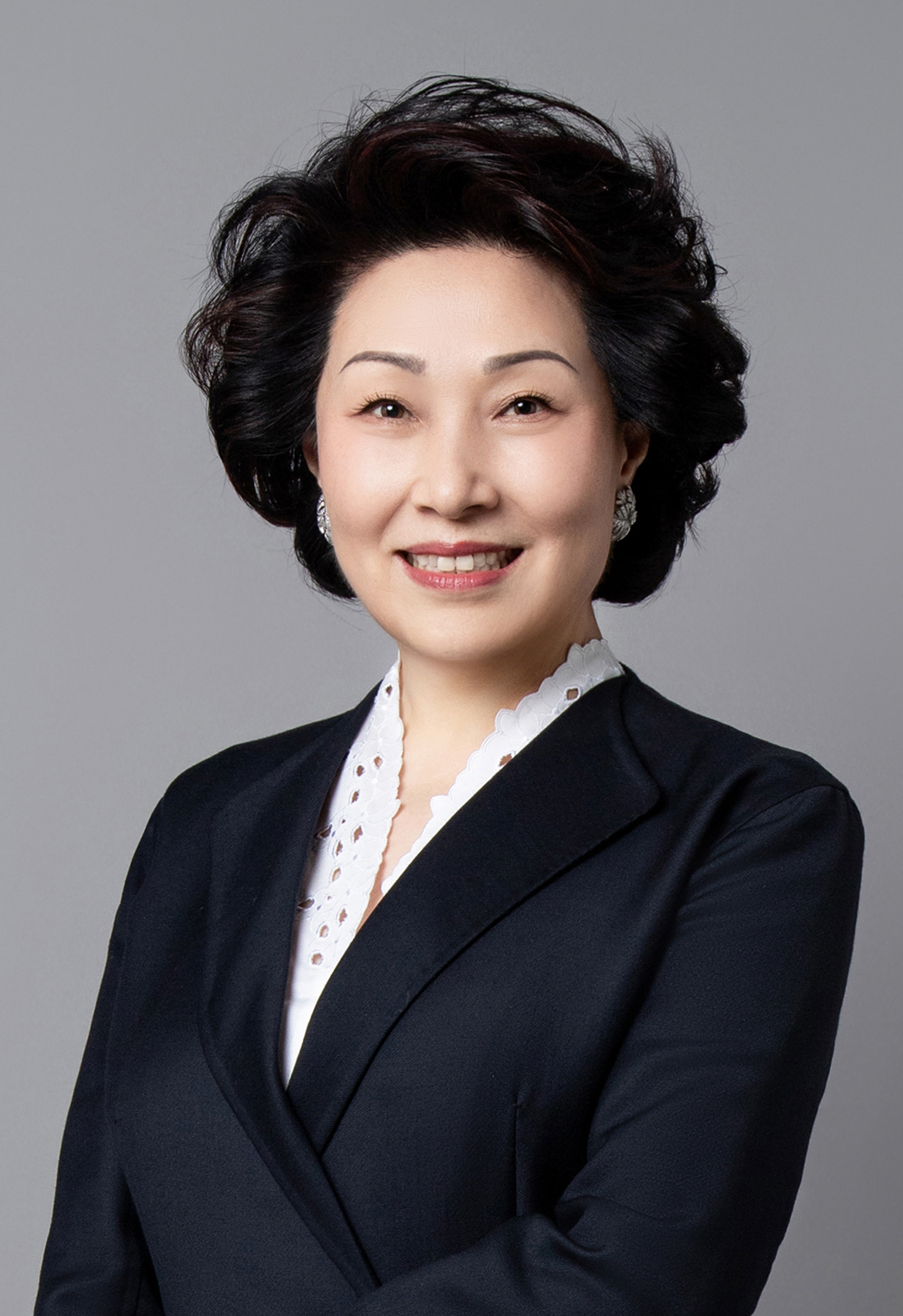 董事會副主席、執行董事：鄭翔玲女士
